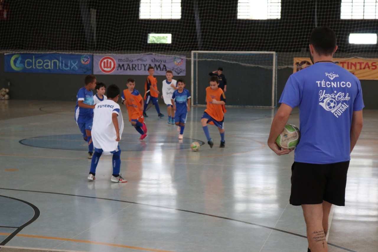 Escola de Futsal de 8 a 17 anos com treinos para disputas em campeonatos regionais